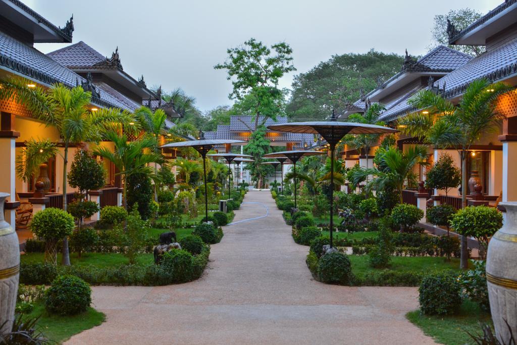 Yadanarpon Dynasty Hotel Mandalay Buitenkant foto