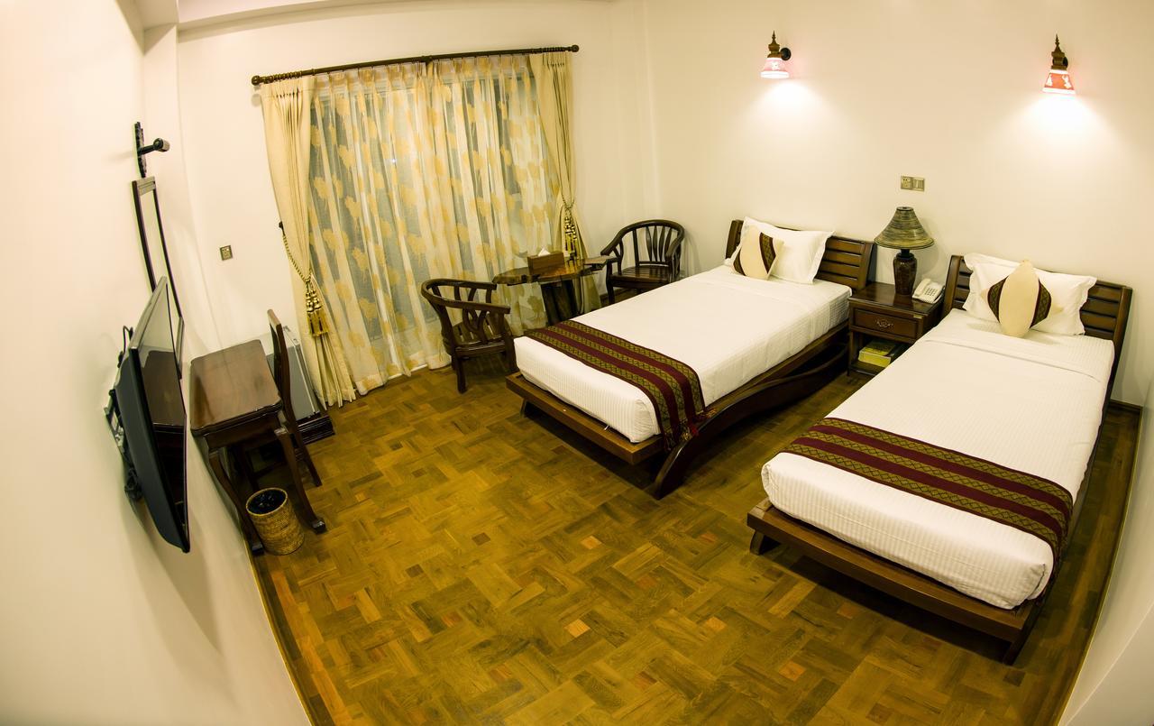 Yadanarpon Dynasty Hotel Mandalay Buitenkant foto